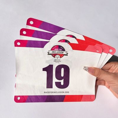 Números de bib de corrida retangular Alta resistência ao rasgão em branco vermelho azul ou cores personalizadas