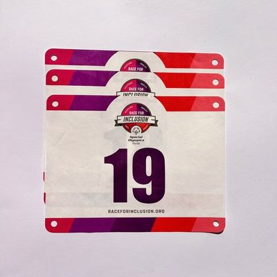 Etiquetas de número de competição personalizadas em forma retangular e cor PANTONE