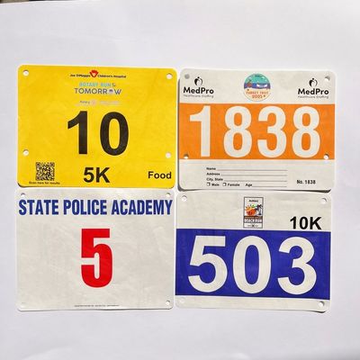 Números de corrida personalizados 0,5 mm espessura Tyvek Números de bib de corrida para competição de maratona Triatlon em forma retangular