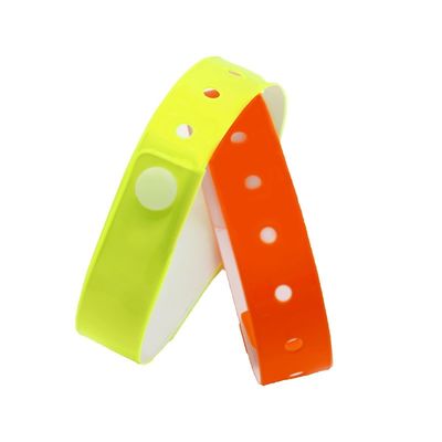 Fabricante Pulseira de cor sólida personalizável Pulseiras de plástico de vinil para eventos com código de barras de logotipo