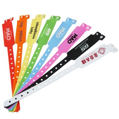 Plastico personalizável Vinil Pulseiras de evento descartáveis Protegidas à água Actividade promoção de vendas de evento Pulseira de presente