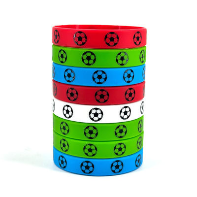 Pulseiras de silicone em relevo Bandeiras personalizadas de jogos de futebol de bola de souvenir de presente de pulso em várias cores