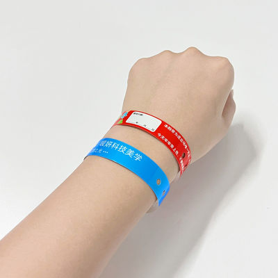 Itens de presente de promoção personalizados Logotipo Pulseiras de vinil PVC Forma L Uma camada de PVC impermeável Pulseiras de papel coloridas