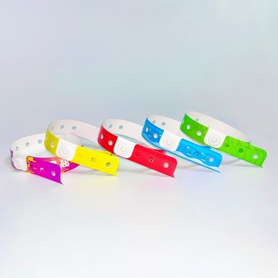Promoção personalizada pulseiras de vinil PVC à prova d'água em forma de L Uma camada de PVC à prova d'água pulseira de papel colorido