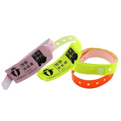 Pulseira Desutilizável Custom Neon Fluorescente de Cor Plástico Vinil PVC Impermeável Eventos Pulseira de Festa Com Tabs