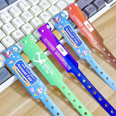 Produto de presente promocional personalizado Pulseiras Logotipo Impresso Vinil PVC Uma camada Impermeável Pulseira de papel colorido