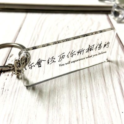 Chave de chave acrílica transparente de 2 mm com anel de metal e desenho de letra simples de moda