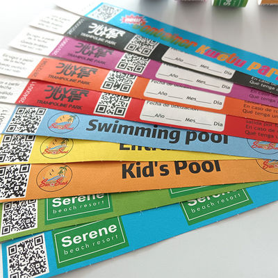Fabrica Logotipo personalizado Numeração sequencial Tyvek Pulseiras Piscina Impermeável Impressão a cores Tyvek Pulseira Pulseira