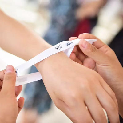 Pulseiras de tecido de tecido descartáveis Pulseira de logotipo personalizado Ajustável OEM Aceito de um lado ou de dois lados Impresso
