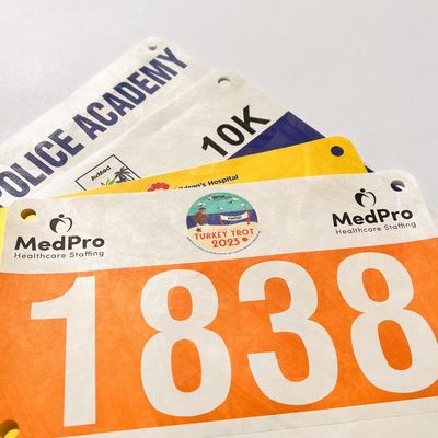 Método de impressão de tela personalizado para corrida de maratona com número de bib digital feito com material Tyvek