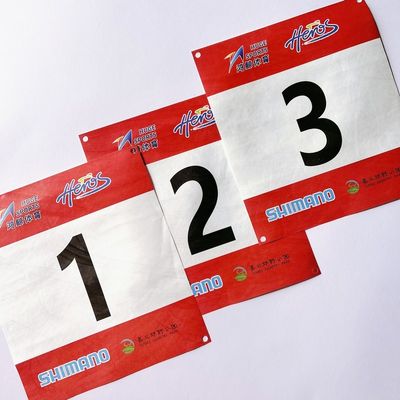 Logotipo personalizado em cores impermeável Tyvek Bib Números de treinamento Bib Números de corrida Bib Números para Maratona Free Pins