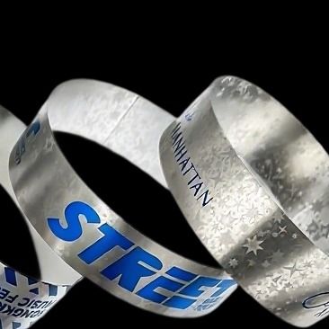 Adicione um pouco de brilho ao seu evento com pulseiras Glitter Party personalizáveis e duráveis